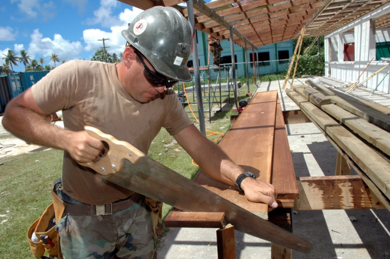 charpentier-MALAUSSENE-min_worker_construction_building_carpenter_male_job_build_helmet-893290